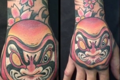 inferno-tattoo-barcelona-neotradicional-mano-color-raul-leone-mediano