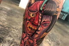 inferno-tattoo-barcelona-neotradicional-raul-leone-grande-pierna-gemelo-mascara-y-gueisha