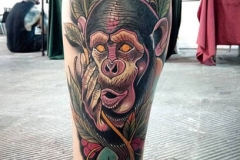 inferno-tattoo-barcelona-neotradicional-raul-leone-grande-pierna-gemelo-mono
