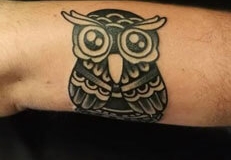 inferno-tattoo-barcelona-old-school-fernando-morano-mediano-buho-negro