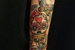 inferno-tattoo-barcelona-old-school-fernando-morano-mediano-calavera-color-mariposa