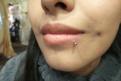 piercing-labio-labret-chica-anillado-barcelona-perforacion-1-1