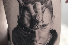 inferno-tattoo-barcelona-hector-mateos-eminem-negro-gris