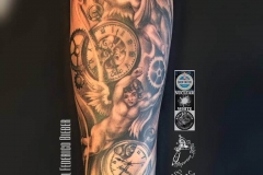 inferno-tattoo-barcelona-joel-federico-tattoo-reloj-angel-pierna-negro-gris-2017