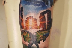 inferno-tattoo-barcelona-realismo-color-christian-kurt-bieber-grande-pierna-monumento-stonehenge-cara-extraterrestre