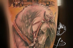 inferno-tattoo-barcelona-realismo-color-joel-federico-bieber-grande-pierna-muslo-caballo-oeste