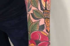 inferno-tattoo-barcelona-raul-leone-neotradicional-tradicional-brazo-rosa-faro-grande-brazo