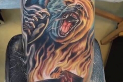 inferno-tattoo-barcelona-joel-federico-oso-fuego-bosque-realismo-color-grande-brazo