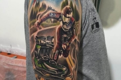 inferno-tattoo-barcelona-joel-federico-tatuaje-color-downhill-patinaje