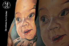 inferno-tattoo-barcelona-mano-retrato-bebe-realismo-color-christian-kurt