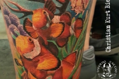 inferno-tattoo-barcelona-realismo-color-christian-kurt-bieber-grande-pierna-peces-nemo-y-coral