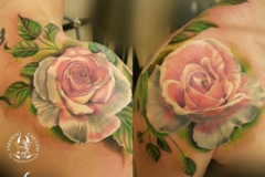 inferno-tattoo-barcelona-realismo-color-christian-kurt-bieber-mediano-hombro-rosas