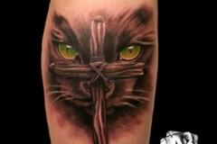 inferno-tattoo-barcelona-realismo-color-christian-kurt-bieber-mediano-pierna-gemelo-cara-gato