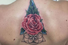 inferno-tattoo-barcelona-realismo-color-joel-federico-bieber-mediano-espalda-adornos-triangulo