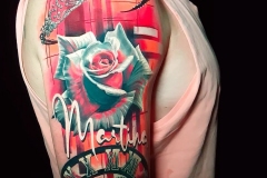 tatuaje-realismo-christian-kurt-bieber-composicion-brazo-rosa-martina-inferno-tattoo-barcelona