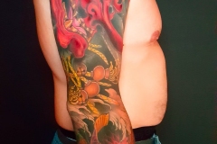 tatuaje-realismo-christian-kurt-bieber-mascara-oriental-roja-inferno-tattoo-barcelona