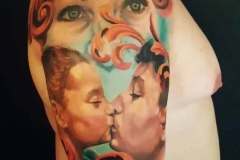 tatuaje-retrato-beso-recuerdo-brazo-realismo-christian-kurt-bieber-inferno-tattoo-barcelona