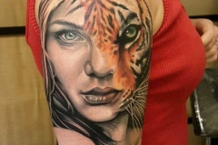 tatuaje-retrato-mujer-tigresa-brazo-realismo-christian-kurt-bieber-inferno-tattoo-barcelona