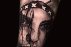 annie-blesok-realismo-negro-y-gris-grande-brazo-antebrazo-retrato-mujer-jpg