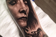 annie-blesok-realismo-negro-y-gris-grande-brazo-antebrazo-vis-a-vis-jpg