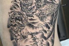 inferno-tattoo-barcelona-alex-baens-tigre-oriental-negro-gris-grande-costillas