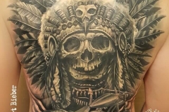 inferno-tattoo-barcelona-christian-kurt-negro-gris-espalda-indio-moto-harley-davidson