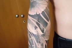 inferno-tattoo-barcelona-christian-kurt-religioso-negro-gris-grande-brazo