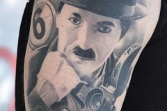 inferno-tattoo-barcelona-hector-mateos-charles-chaplin-charlotte-negro-gris-1