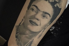 inferno-tattoo-barcelona-hector-mateos-frida-negro-calo-gris