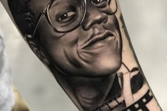inferno-tattoo-barcelona-hector-mateos-steve-urkel-negro-gris
