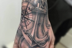 inferno-tattoo-barcelona-joel-federico-bieber-mano-ancla-tatuaje-mediano-negro-y-gris