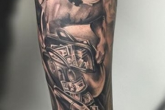 inferno-tattoo-barcelona-joel-federico-perro-guardian-negro-gris-grande-brazo
