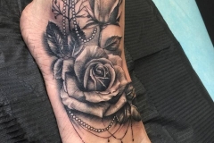 inferno-tattoo-barcelona-joel-federico-rosa-realista-ornamental-negro-gris