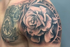 inferno-tattoo-barcelona-joel-federico-tatuaje-rosa-reloj-pecho-hombro