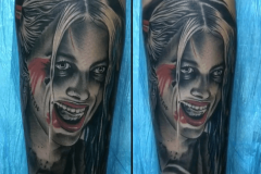 inferno-tattoo-barcelona-raul-leone-realismo-negro-gris-retrato-suicide-squad-brazo-grande