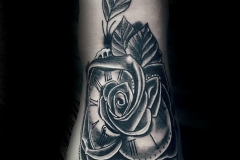 inferno-tattoo-barcelona-raul-leone-rosa-reloj-pie
