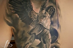 inferno-tattoo-barcelona-realismo-negro-y-gris-christian-kurt-bieber-grande-espalda-arcangel