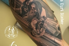 inferno-tattoo-barcelona-realismo-negro-y-gris-christian-kurt-bieber-mediano-brazo-escena-pelicula-pistolas