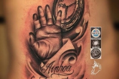inferno-tattoo-barcelona-realismo-negro-y-gris-joel-federico-bieber-grande-costillas-mano-hijo-y-reloj