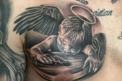 inferno-tattoo-barcelona-realismo-negro-y-gris-joel-federico-bieber-grande-pecho-angel