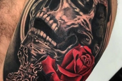 inferno-tattoo-barcelona-realismo-negro-y-gris-raul-leone-grande-brazo-calavera