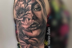 inferno-tattoo-barcelona-rostro-mujer-negro-gris-retrato-flores-1