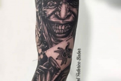 inferno-tattoo-barcerlona-realismo-negro-y-gris-joel-federico-bieber-grande-brazo-antebrazo-joker-cartas-juego-jpg