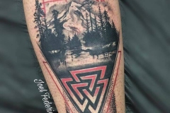 joel-federico-bieber-realismo-black-and-grey-mediano-pierna-gemelo-simbolo-vikingo-paisaje-jpg