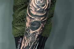 joel-federico-bieber-realismo-blanco-y-negro-grande-brazo-antebrazo-calavera-rosas-jpg