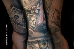 realismo-negro-y-gris-christian-kurt-bieber-grande-brazo-antebrazo-ojo-billetes-dolar-reloj-jpg-1