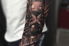 realismo-negro-y-gris-joel-federico-bieber-grande-brazo-antebrazo-reloj-arena-tempus-fugit-jpg-1
