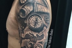 realismo-negro-y-gris-joel-federico-bieber-grande-brazo-manga-mapa-antiguo-brujula-cuerdas-marineras-jpg