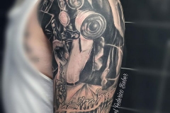 realismo-negro-y-gris-joel-federico-bieber-grande-brazo-monja-pecados-pistola-jpg-1