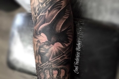 realismo-negro-y-gris-joel-federico-bieber-grande-brazo-paloma-corona-cielo-jpg-1